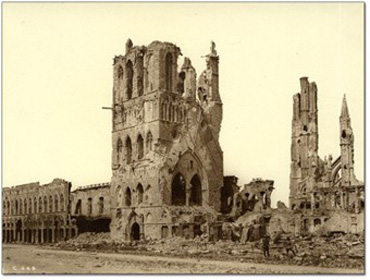 Lakenhalle van Ieper in puin.