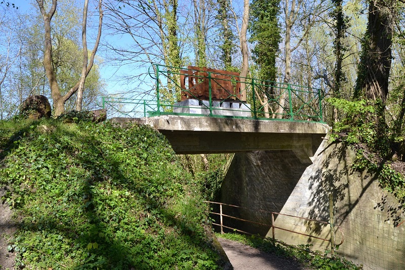 De vroegere trambedding die nu fungeert als wandelpad