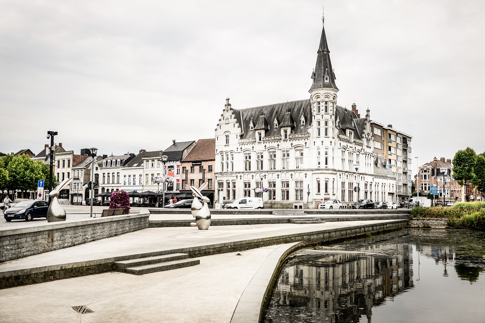 Zicht op hazen vervaardigd uit Inox aan de Durme in Lokeren vlakbij het Stadsmuseum.