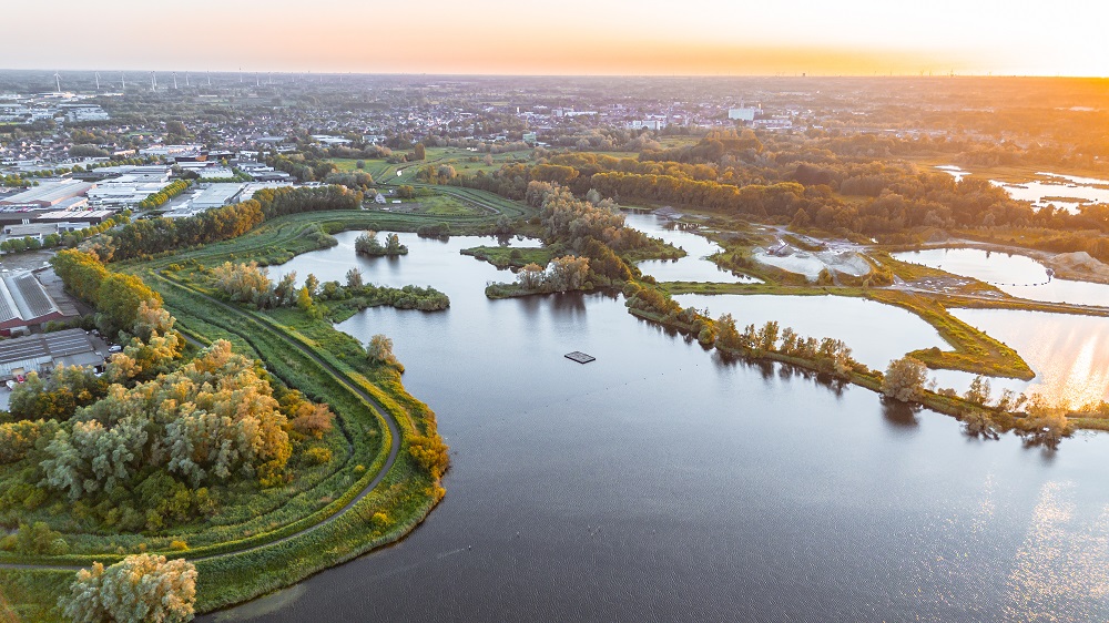 Prachtig uitzicht vanuit de lucht over het natuurreservaat Het Molsbroek in Lokeren. Dit bij zonsondergang.