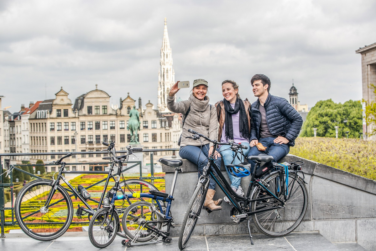 Friends cycling Brussels © Visit Brussels - Eric Danhier