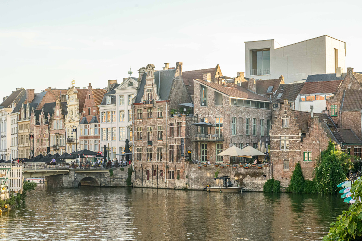 Zicht op kanaal, typische huizen en Design Museum Gent